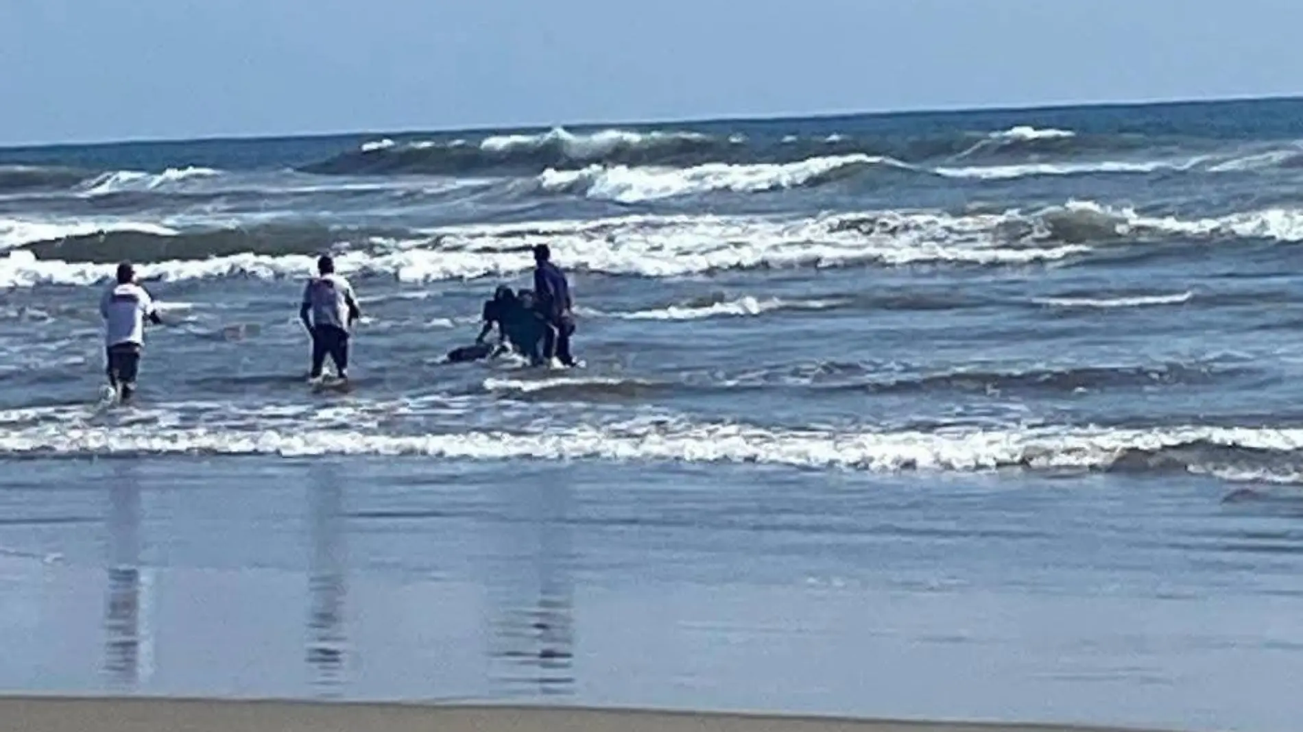 Hombres buscándo cuerpo en el mar